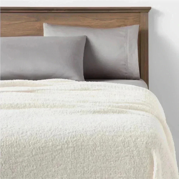 NWT Twin/Twin XL Cozy Chenille Bed Blanket
White - Threshold - Picture 5 of 6